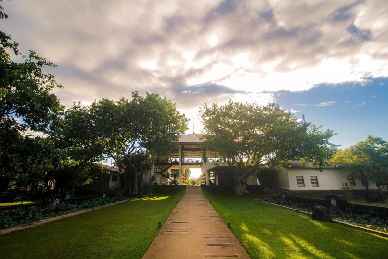 The Elephant Corridor Hotel Sigiriya Exterior photo