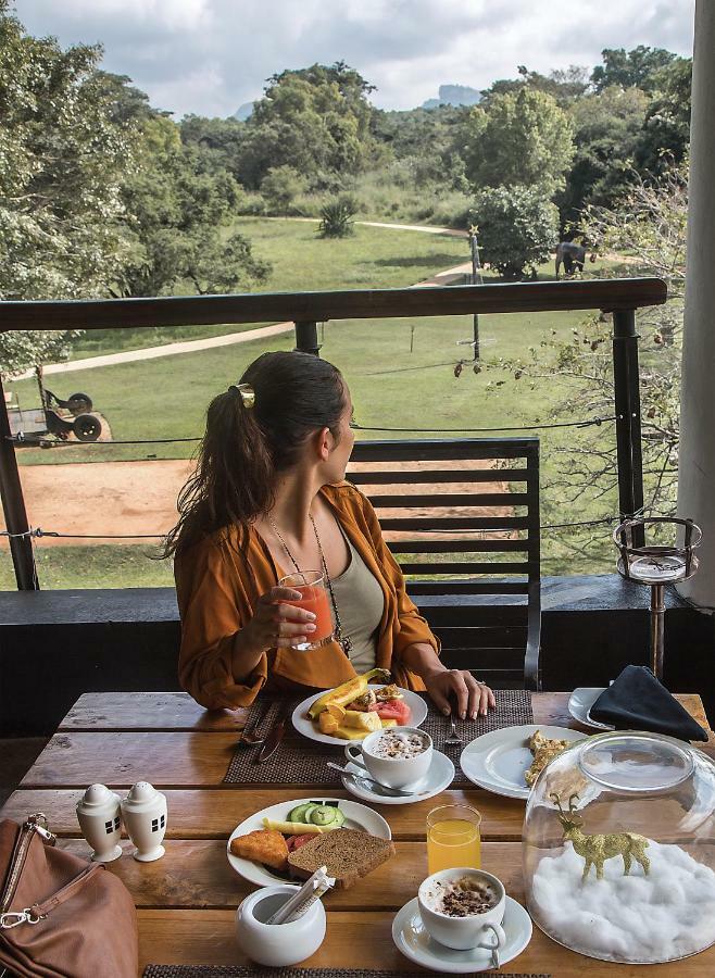 The Elephant Corridor Hotel Sigiriya Exterior photo